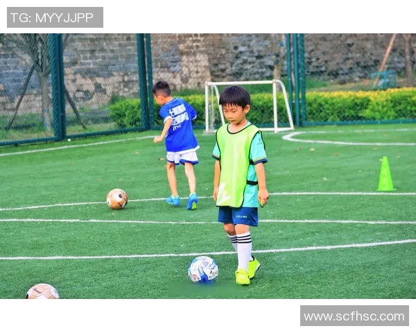 足球明星的孩子们在球场上挥洒汗水展现天赋与激情的精彩瞬间